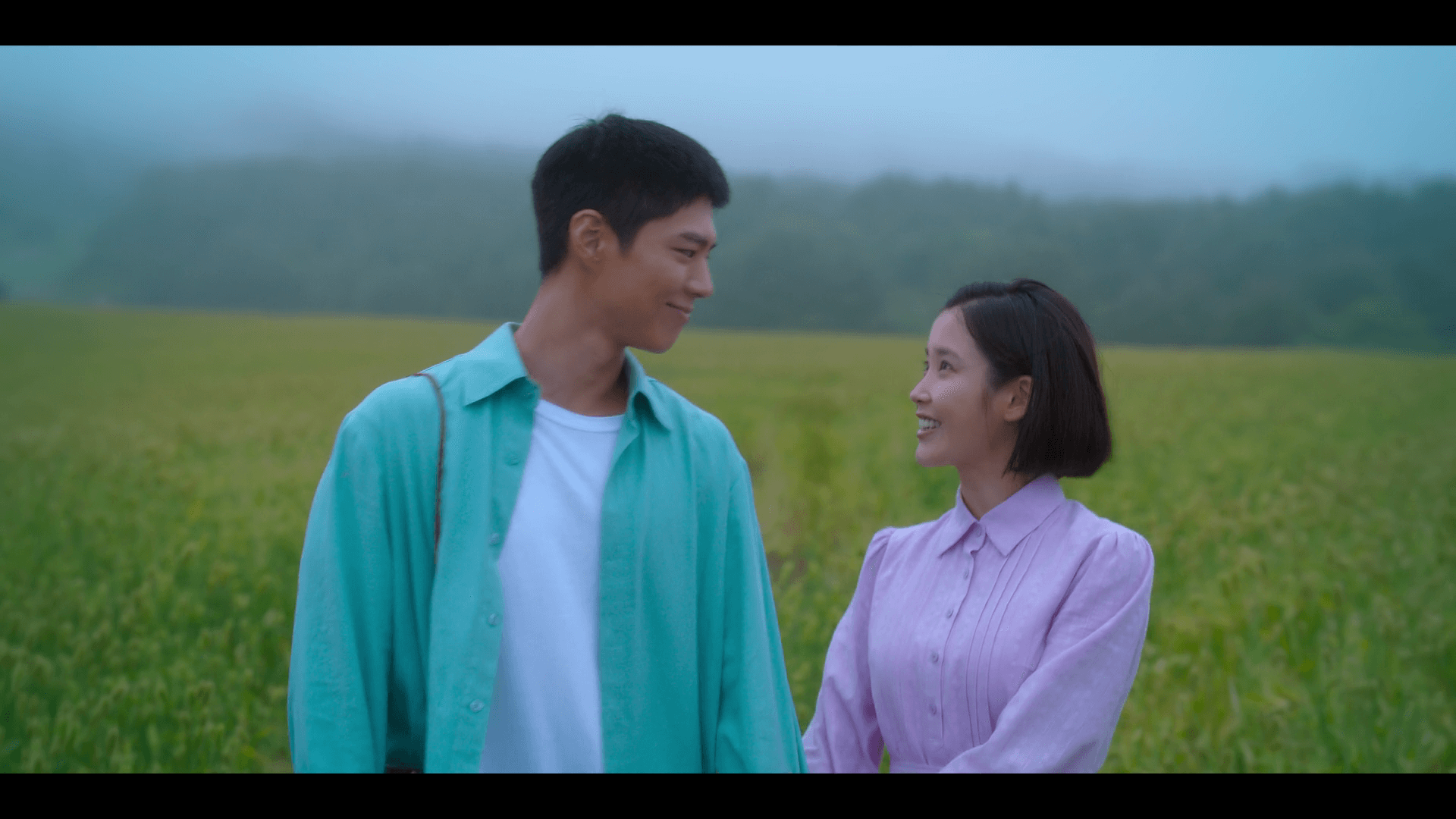 넷플릭스 드라마 "폭싹 속았수다" 16화 마지막 장면 - 유채 꽃 밭의 관식과 애순