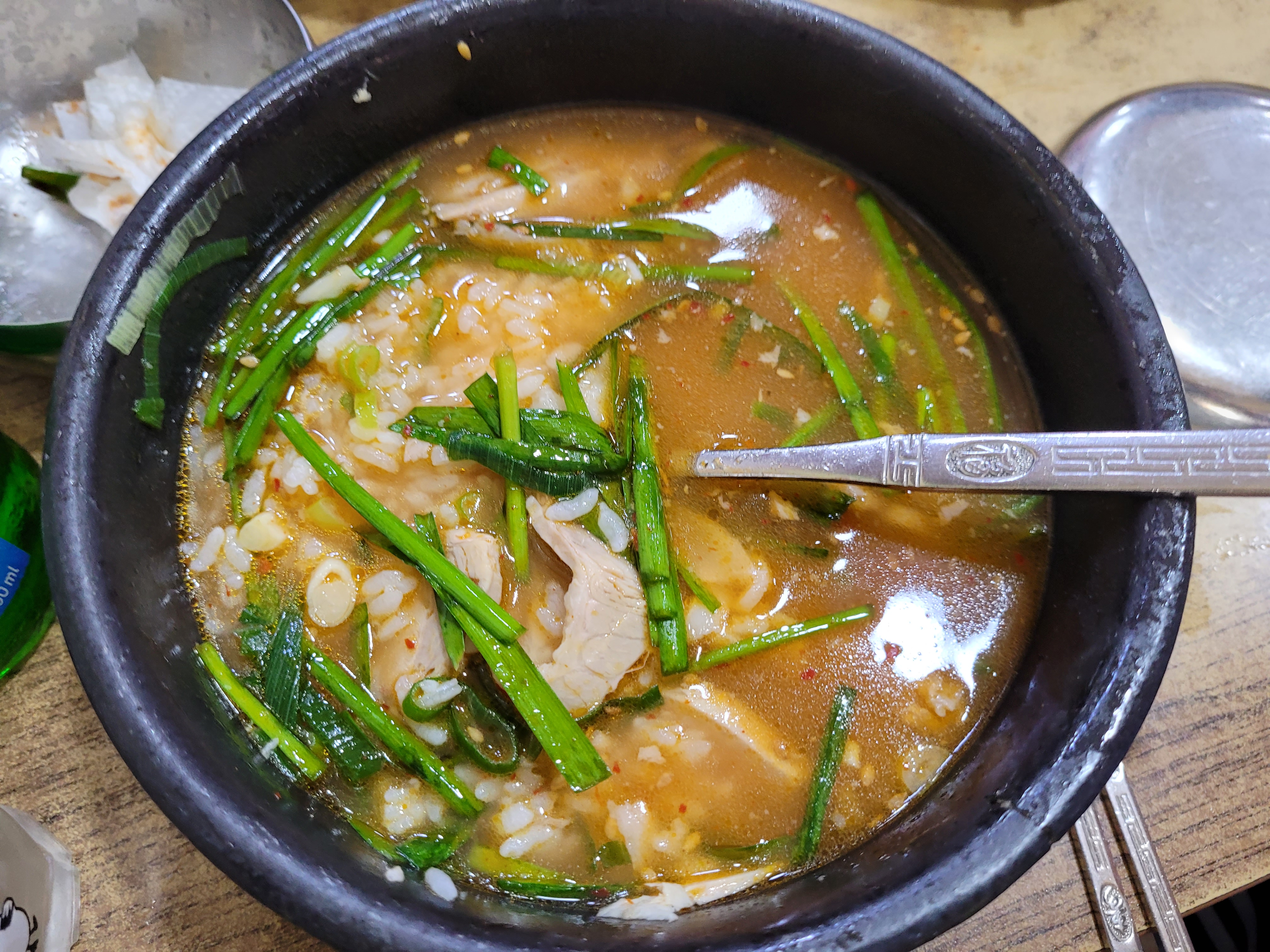 돼지국밥에 밥을 말고 한숫가락