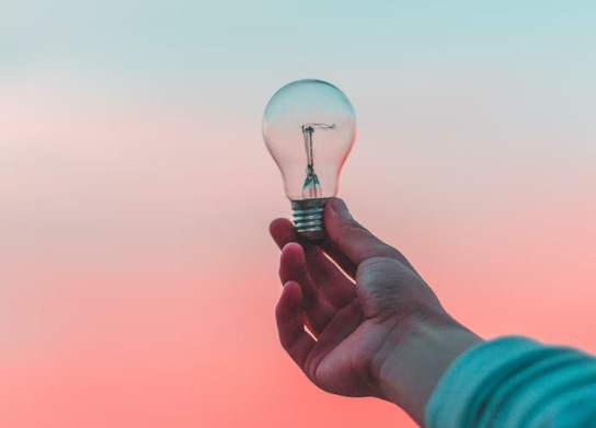아이디어를-상징하는-전구-이미지