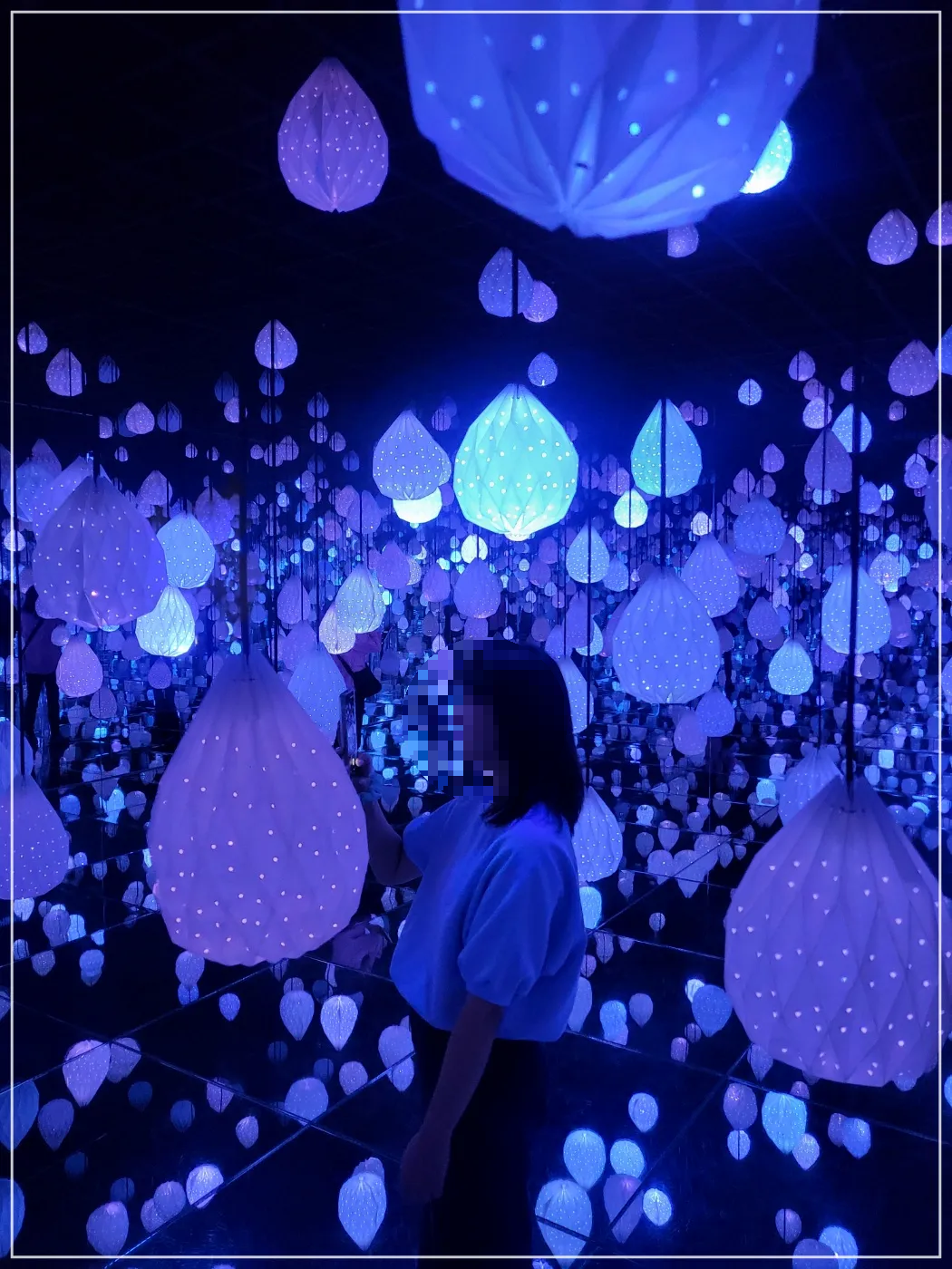 수많은조명_어두운공간_빛나는 불빛_여자1명