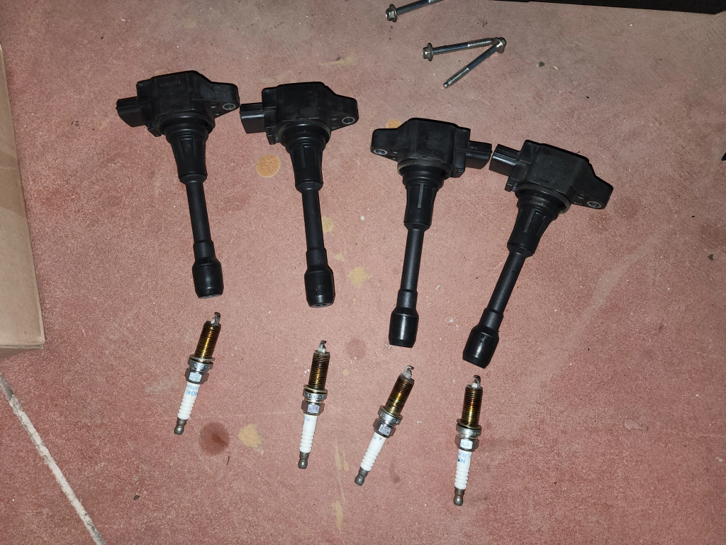 탈거한 코일 및 스파크 플러그