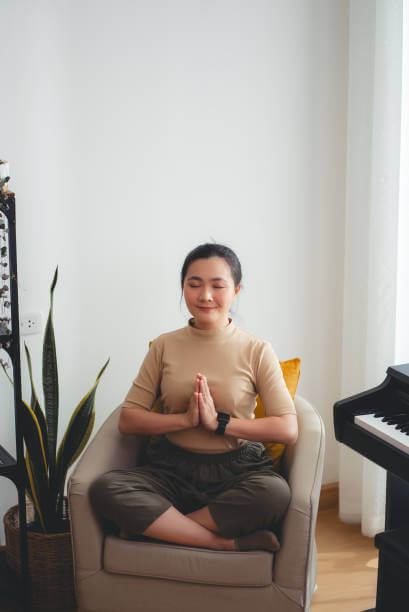 아침에 일어나 디지털디톡스로 명상을 수행하는 여자