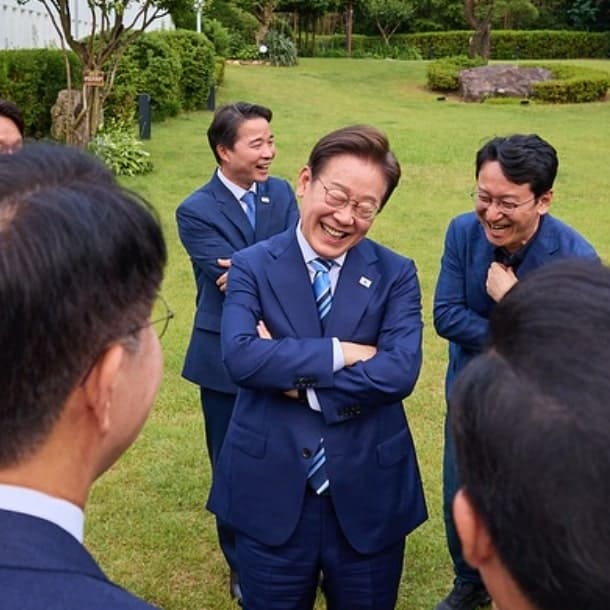 여당 의원들과 해맑게 웃고 있는 이재명 대통령
