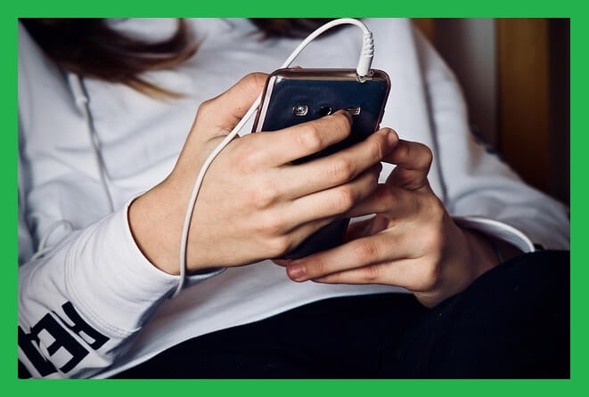 충전-중인-휴대폰