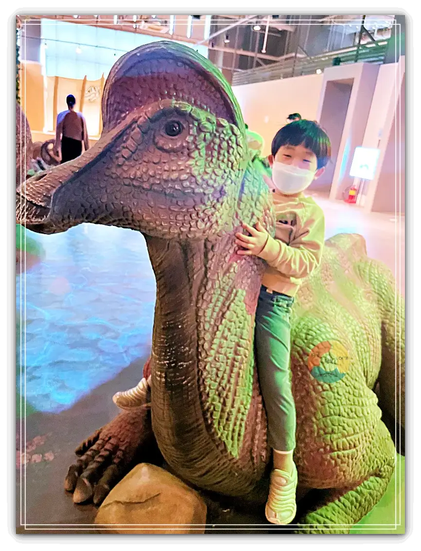 다이노베이_공룡체험--코리토사우르스-공룡등에-올라탄-아이