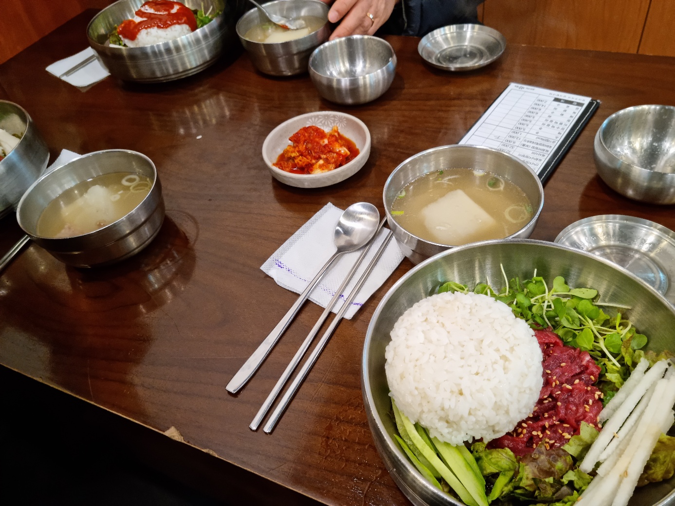 부촌육회-기본반찬-김치-무국-2가지