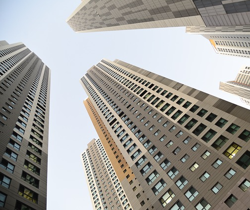 고층 아파트 밑에서 올려다 보는 화면