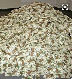 수많은-지폐가-거실에-수북히-쌓여있는-모습
