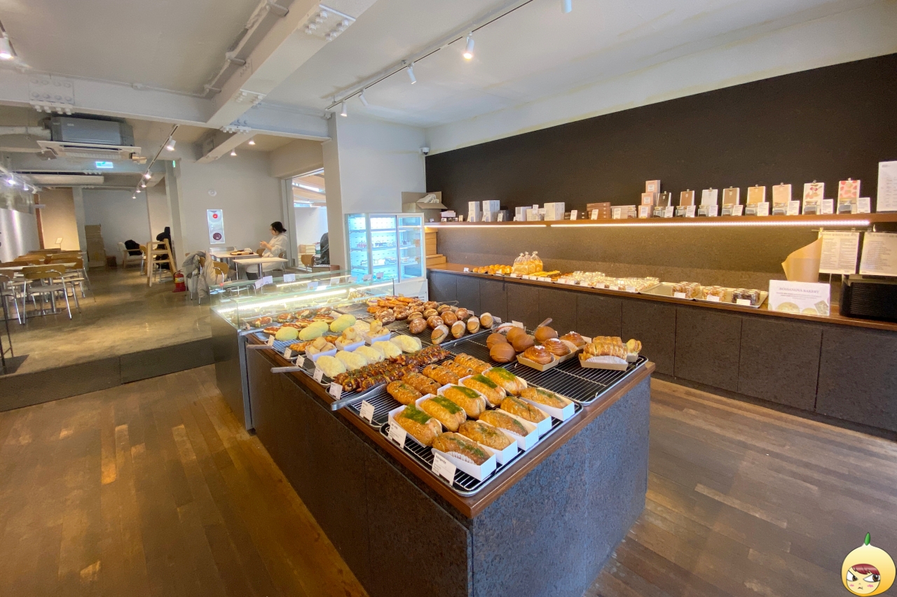 보사노바 베이커리랩 빵 진열대