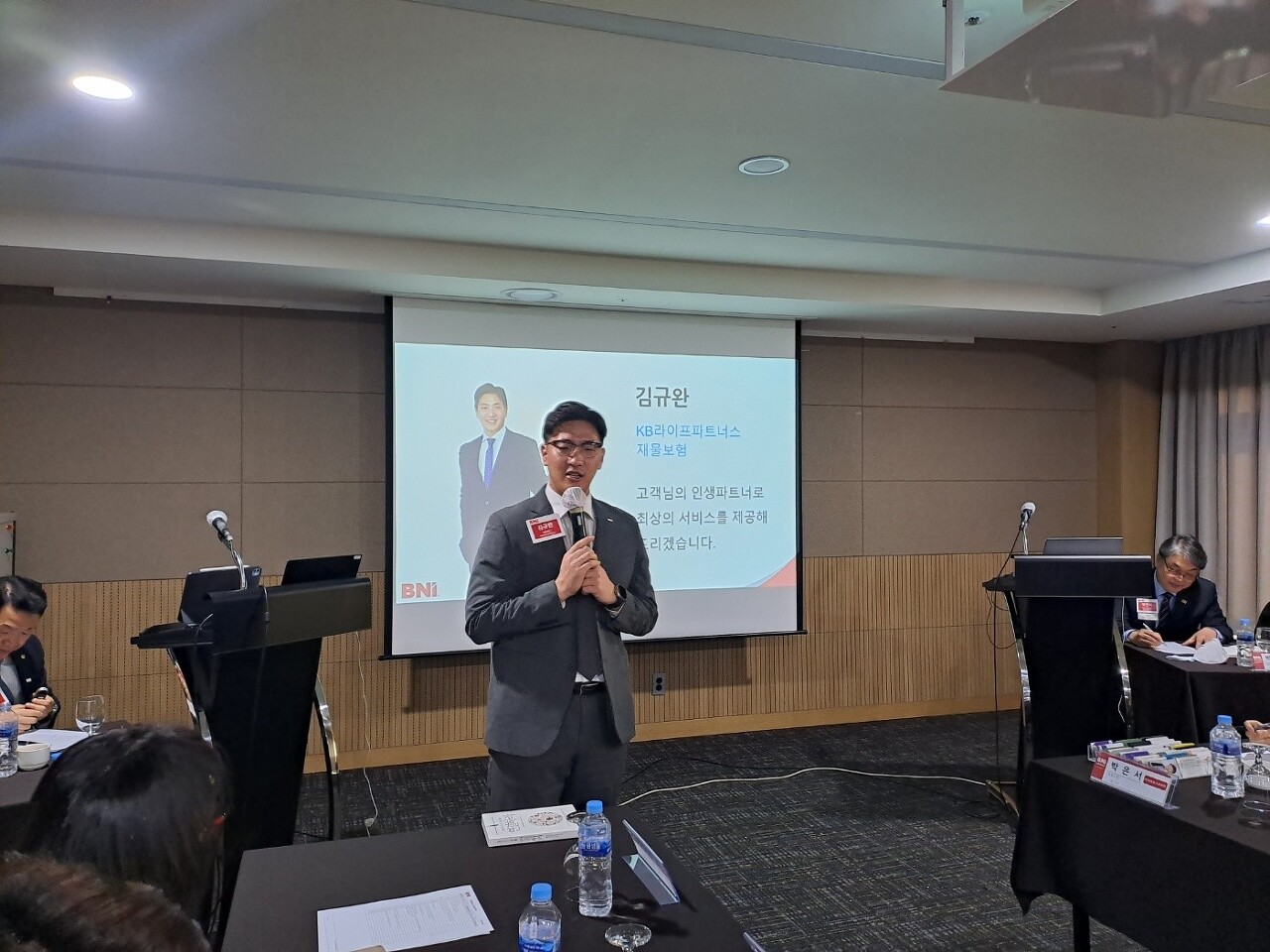 kb라이프파트너스 재물보험 전문가 김규완 대표님께서 위클리프레젠테이션을 강단에서 발표하고 있습니다.