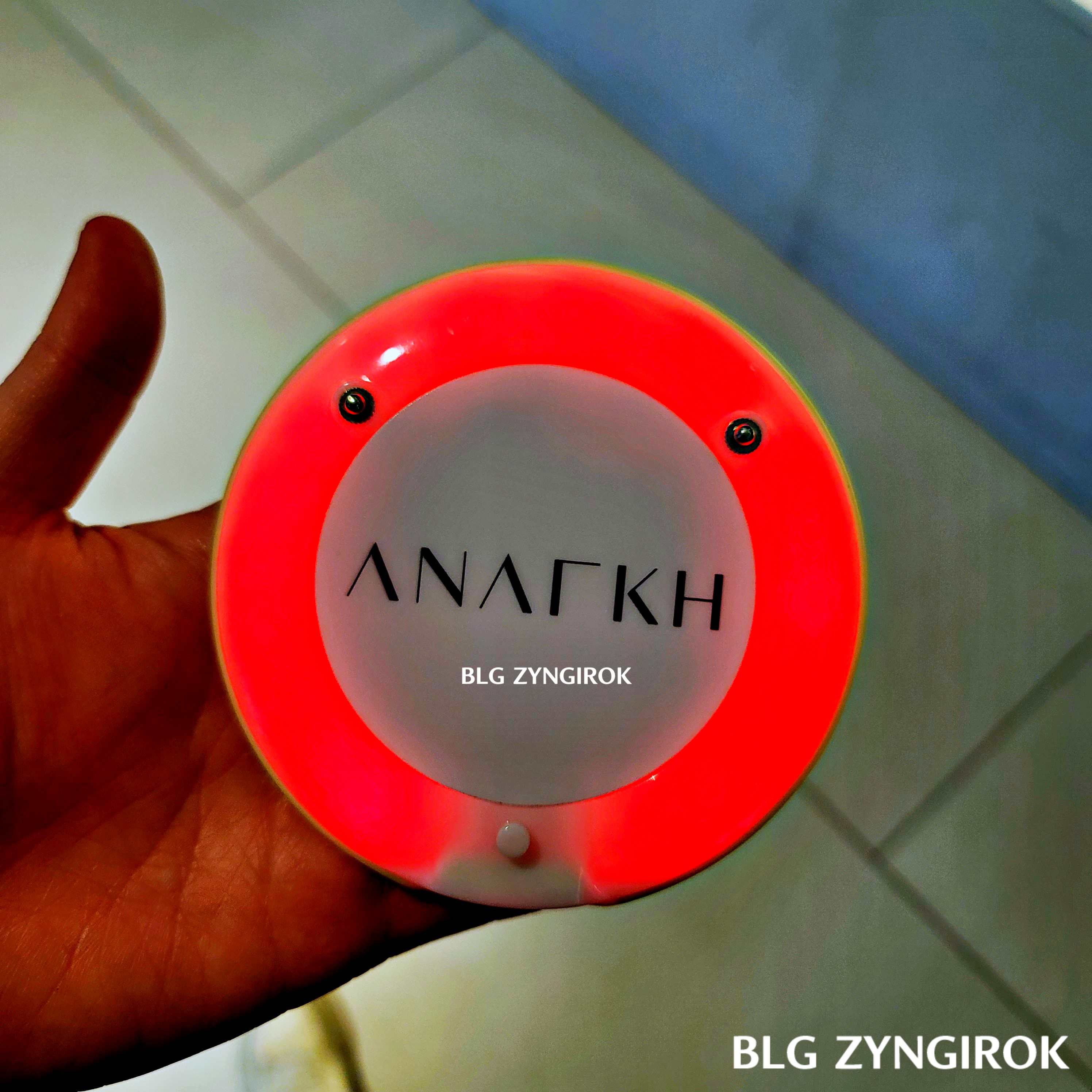 아나키아 진동벨이 빨간불을 붉히며 울리고 있다.