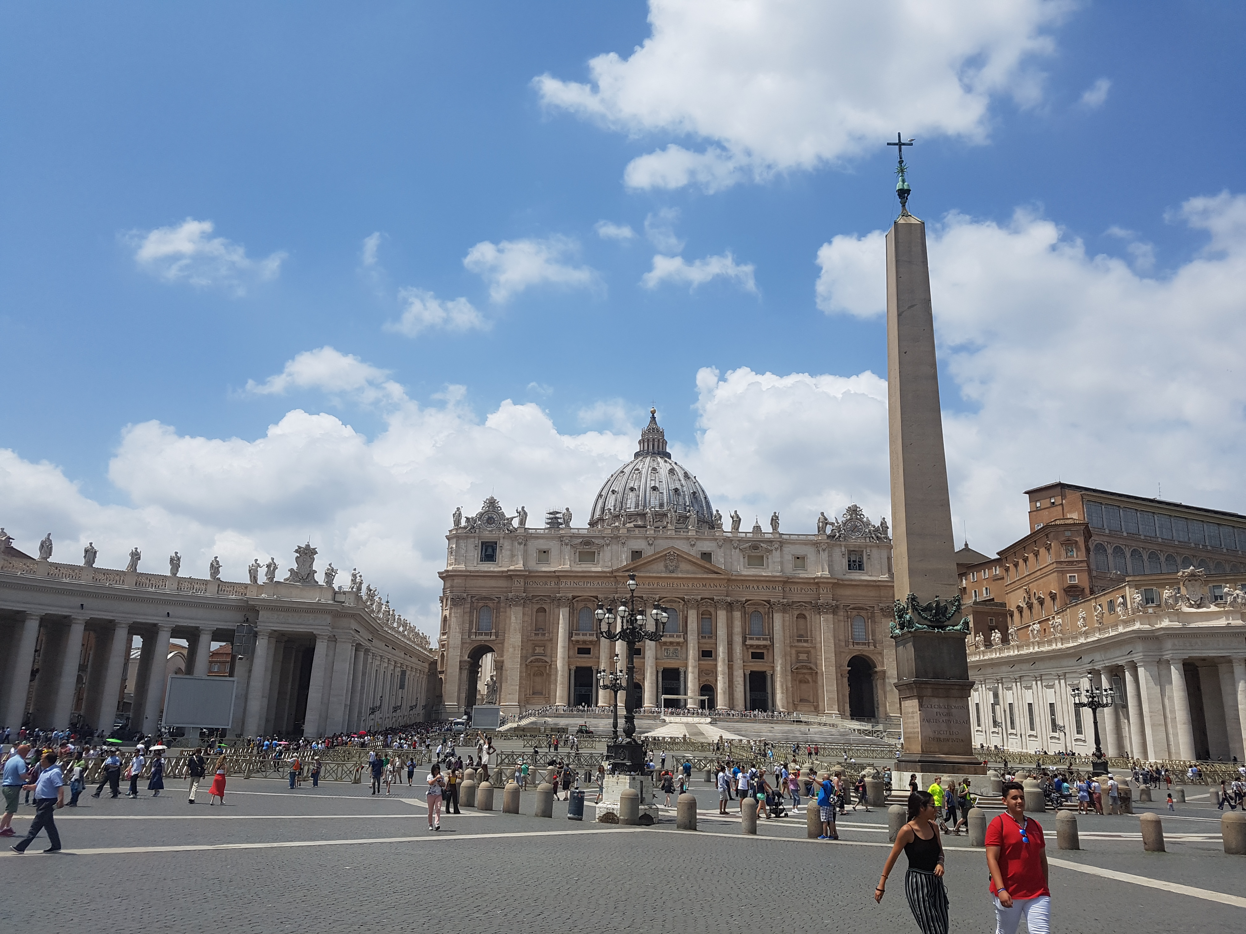 바티칸 시국(Vatican City)에 위치한 성 베드로 대성당(St. Peter's Basilica)과 그 앞의 성 베드로 광장(Piazza San Pietro)