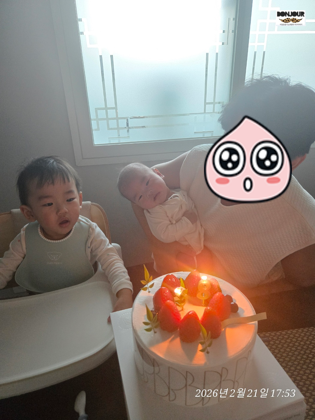 두 아이를 똑같이 사랑하기로 다짐하는 연년생과 아빠의 모습