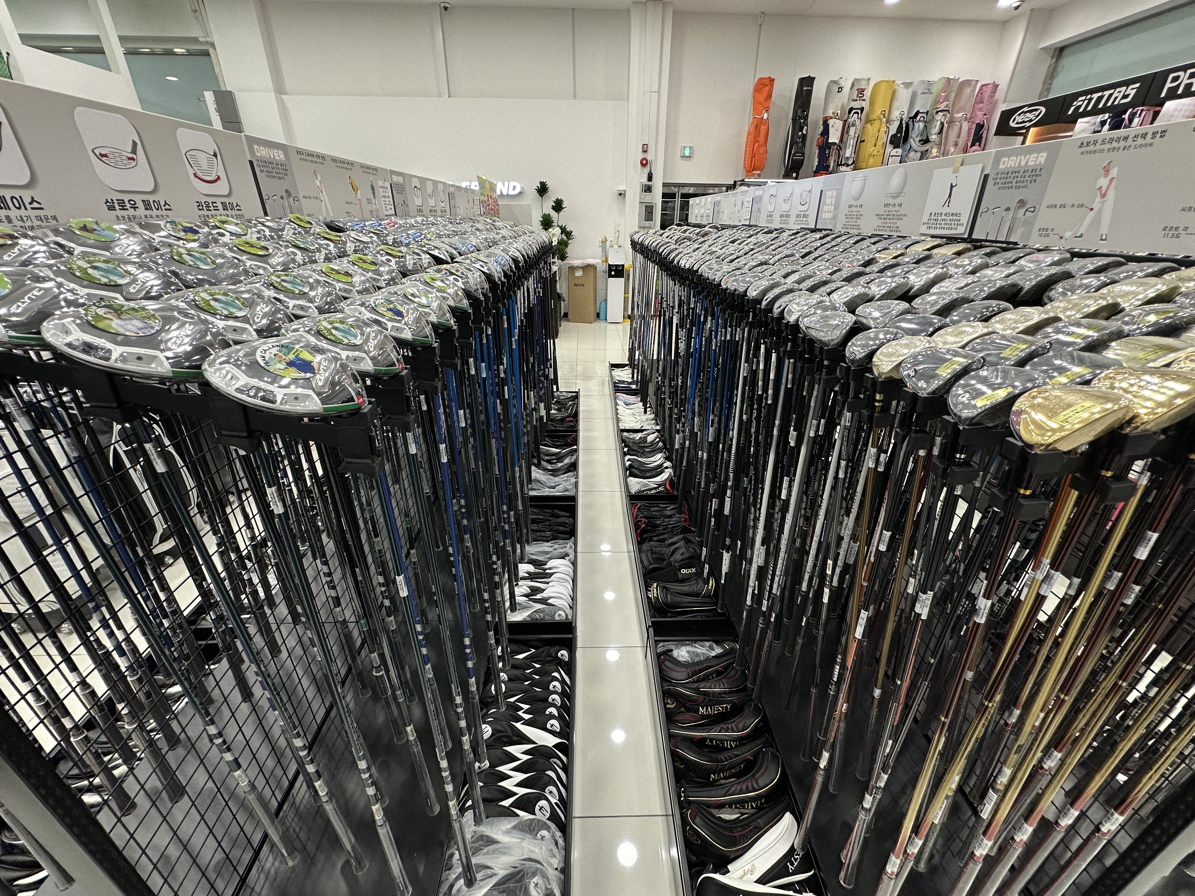 수원 영통 골프샵 내부 사진 4. 1층 여성 드라이버 진열