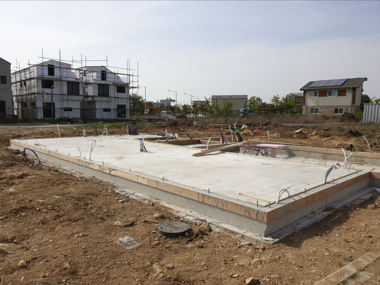 수도와 하수 배관 작업까지 끝난 시공 현장의 모습