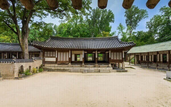 창덕궁 연경당 정면 사진과 옆에 나무