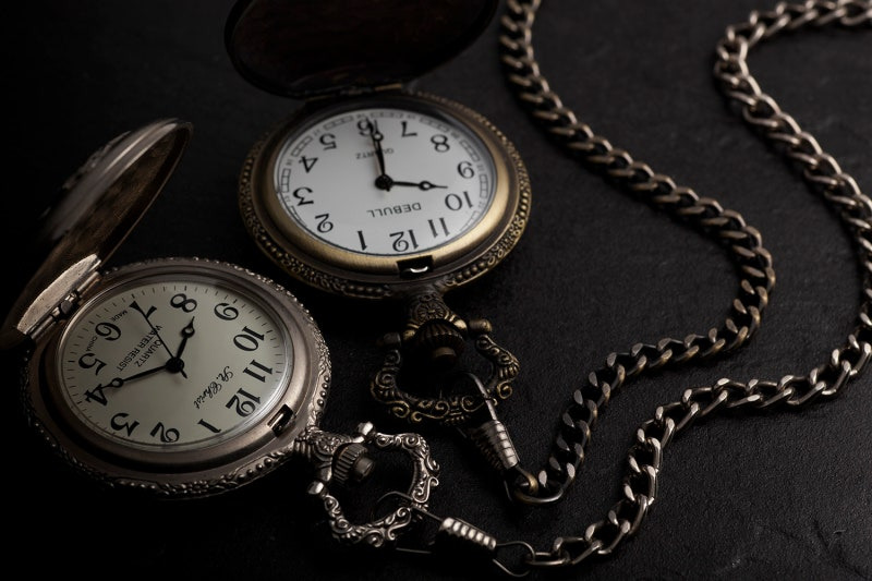 시간 역행을 표현한 시계 이미지