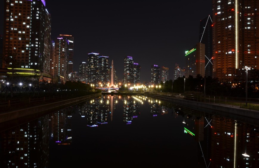 송도 센트럴파크 야경이미지
가운데 호수를 중심으로 양쪽 에 조명이 켜져있는
빌딩모습이 아름답다