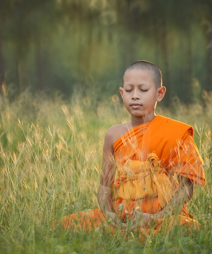 태국의 동자승이 명상을 하는중이다