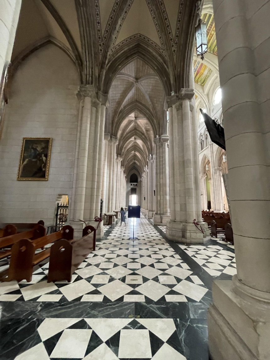 알무데나 대성당 실내