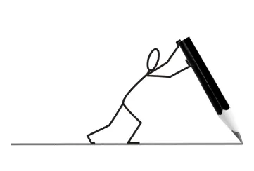 펜으로 문서를 작성 중인 사람