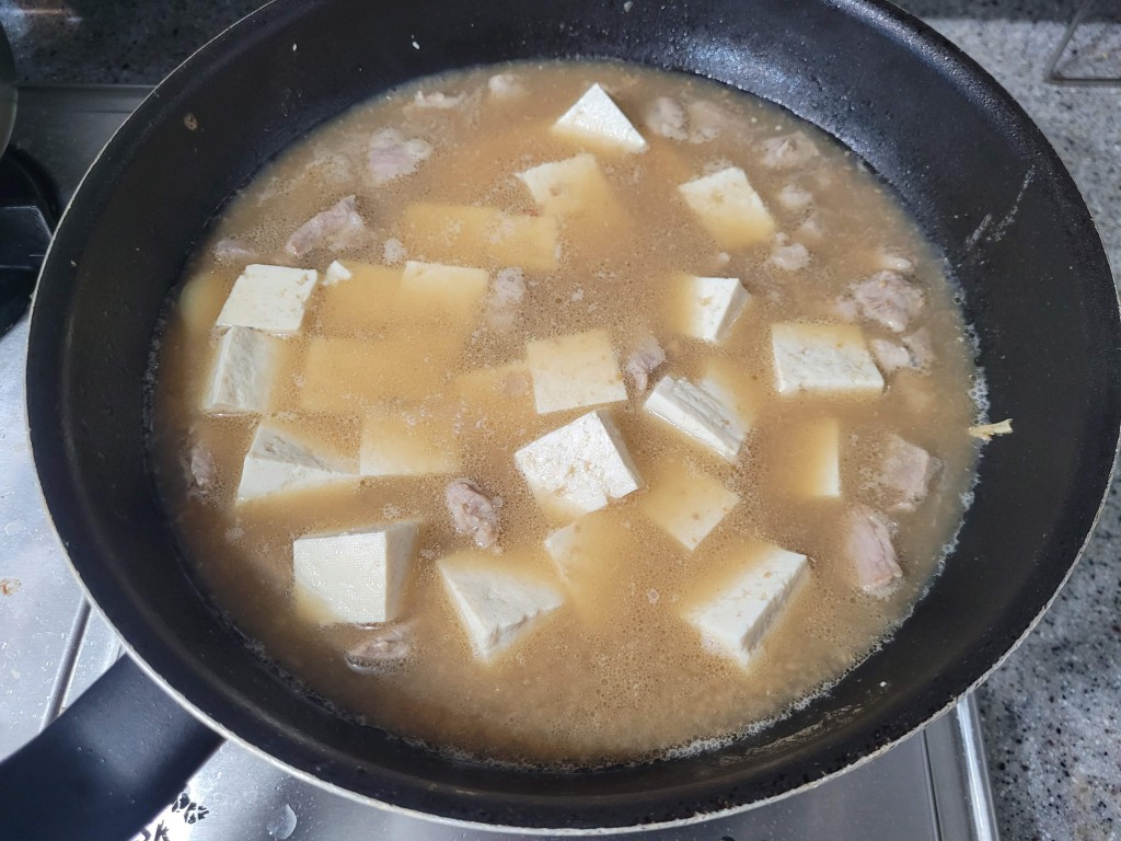 큼직하게 썬 두부가 많이 들어간 된장국