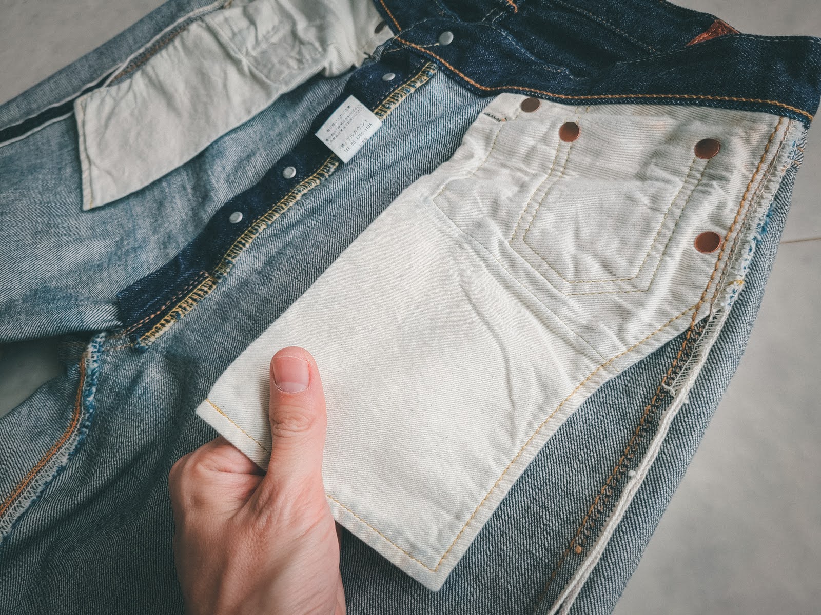 밀도 높은 면사로 되어있는 포켓의 안감