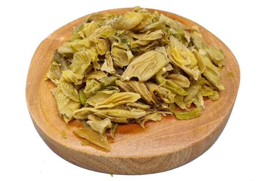 야생에서 채취를 한 닭의 모이주머니 안쪽의 노란 막을 잘 세척한 후에 바싹 말린 것을 동그란 나무 받침에 수북하게 쌓아두고 찍은 사진