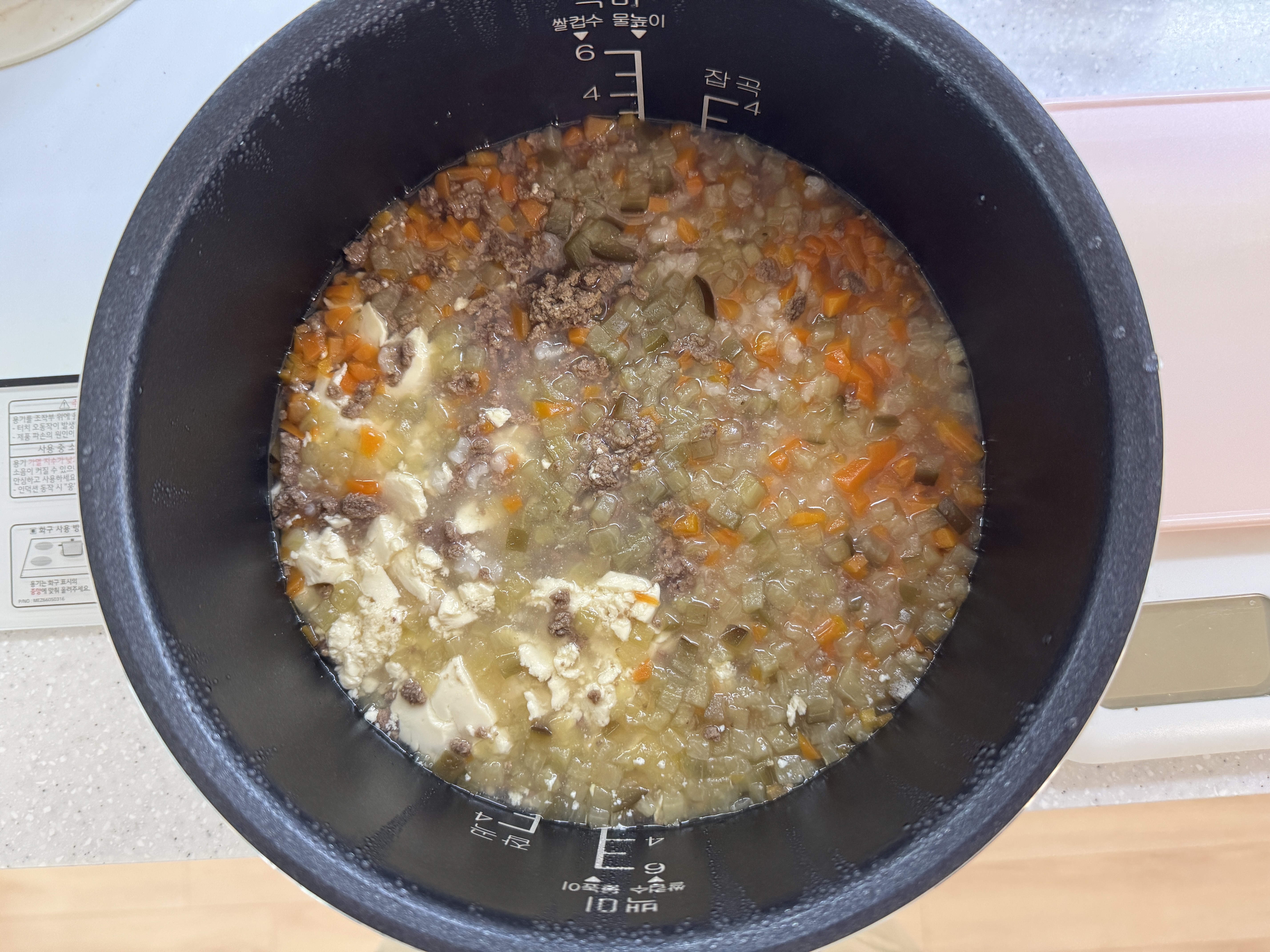 소고기&middot;당근&middot;가지&middot;연두부가 어우러진 이유식 죽 완성 모습 (밥솥 안)