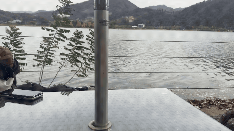 포천 데너리스 야외석에서 바라본 북한강. 물가 바로 앞 테이블과 산으로 이어지는 풍경이 펼쳐진 장면gif