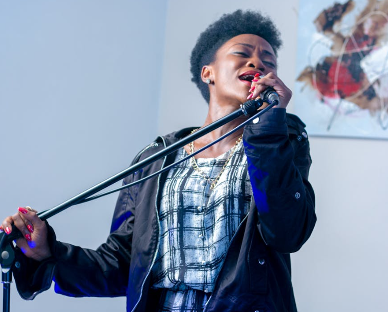 팝송으로 오픽 감정 훈련하는 여인 사진