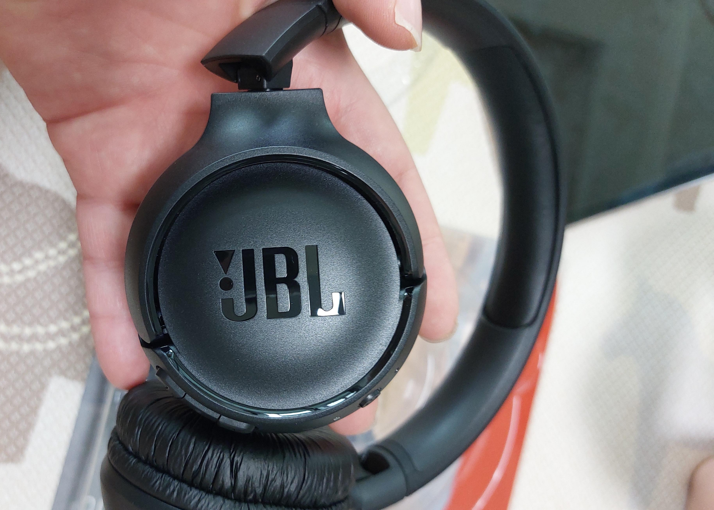 JBL TUNE 510BT 헤드셋 여러 각도로 움직여서 좋다.