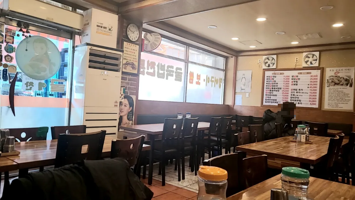 신당역-굴예찬식당-내부모습-식탁과의자들-벽에는-메뉴가붙어있다
