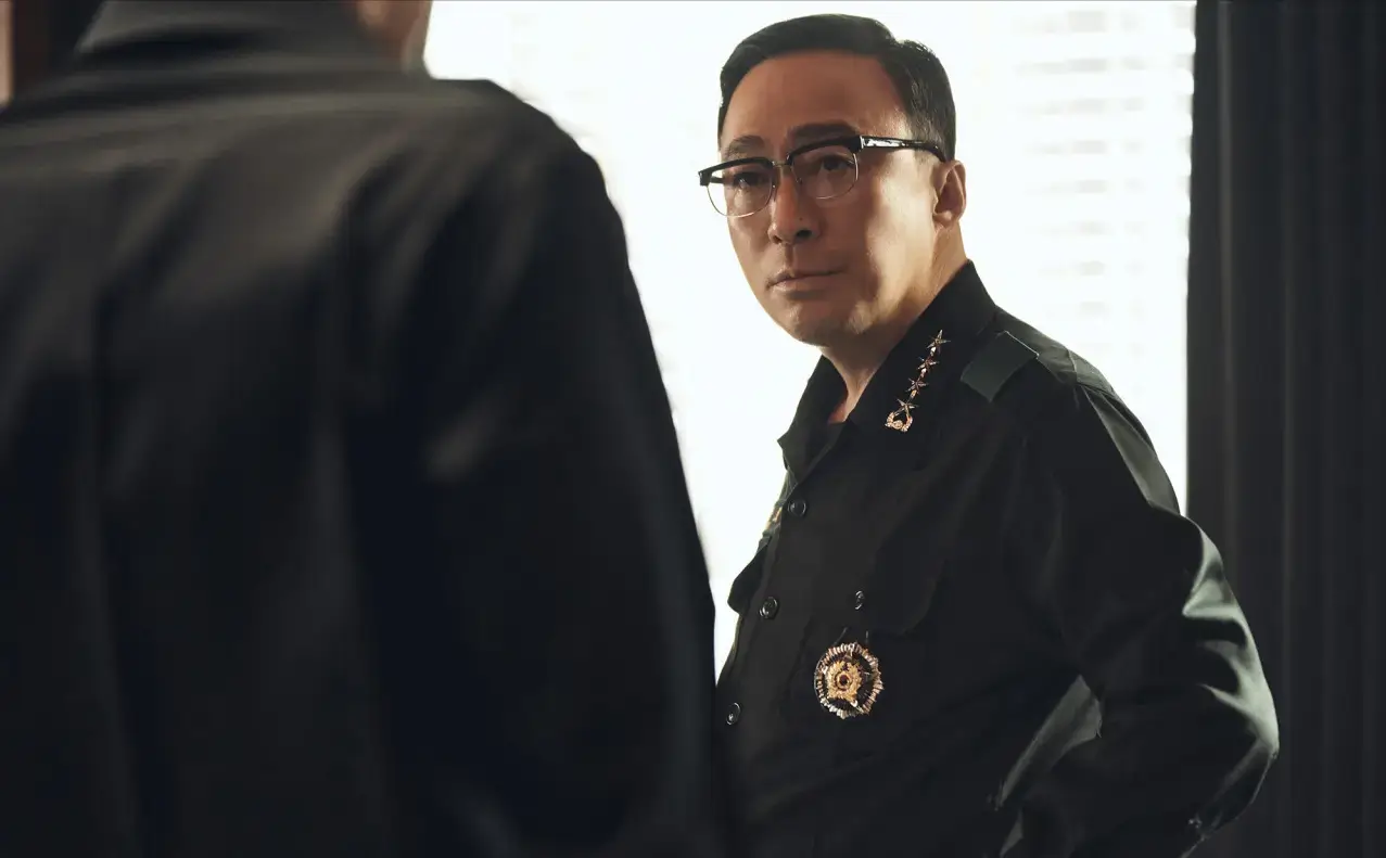 군복을 입고 상대바의 말을 듣고있는 정상호