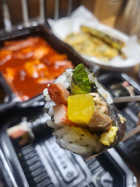 응큼떡볶이 수원화서점 참치야채반반꼬마김밥, 생청양마요꼬마김밥