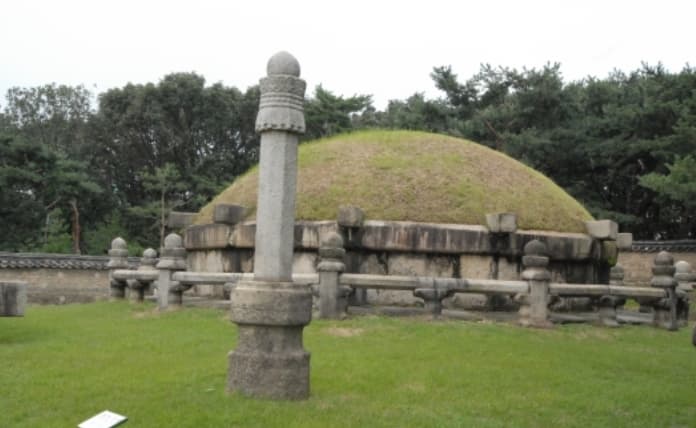 서울 선릉에 위치한 성종대왕릉 망주석과 봉분 전경