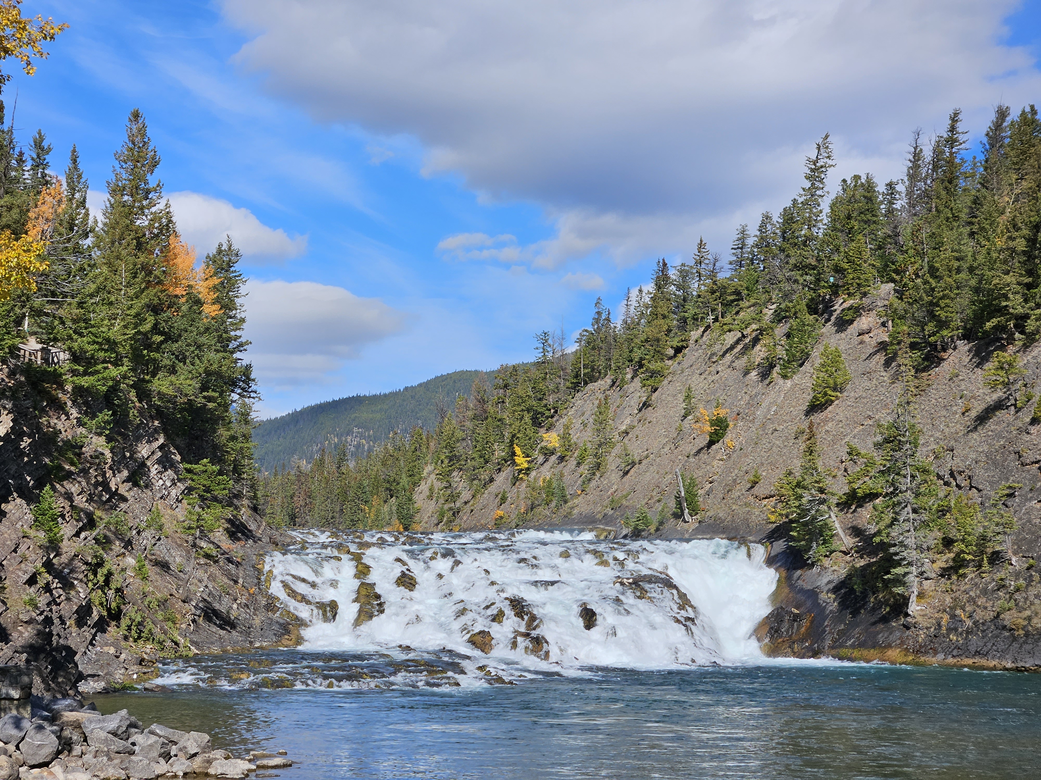 보우 폭포를 확대한 모습. 암석 사이사이로 세찬 물줄기가 흐른다.