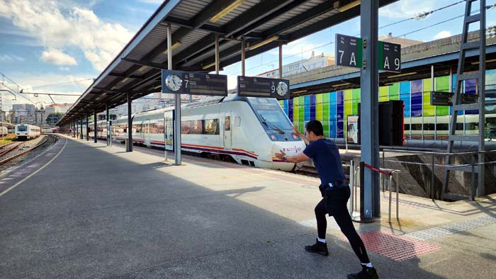 Vigo Guixar 기차역에 폰테베드라행 기차를 기다리며