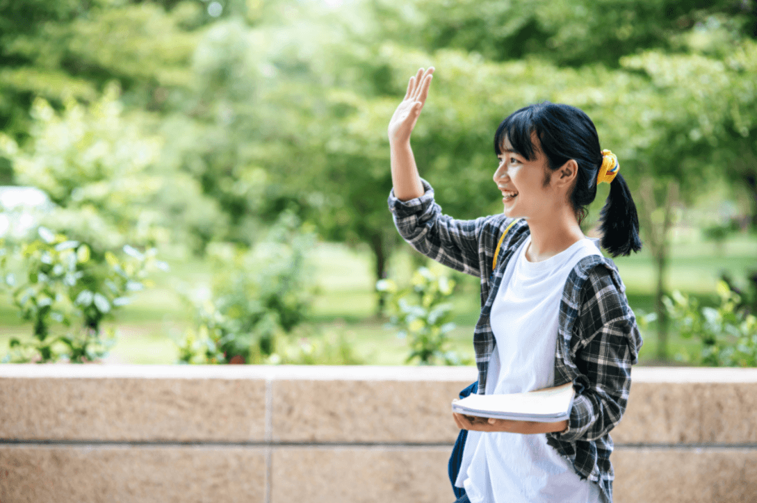 활짝 웃으며 함께 손짓하는 10대 친구들 → “활동적이고 즐거운 또래 관계를 맺고 있는 청소년 그룹”