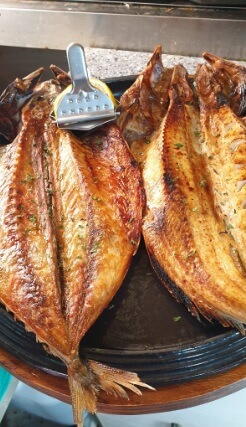 생생정보 두집살림 동해 한달 살기 바다 앞 숙소 근처 생선구이 나베 맛집 어향 동해시청 문화예술과 등대그집 기념품점 문화팩토리 덕장카페 무릉별유천지 