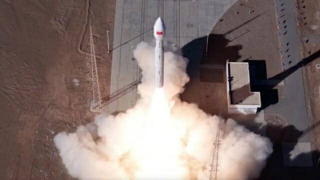 중국국가우주과학센터(CAS Space)의 &lsquo;키네티카-1&rsquo; 로켓이 지난 9일 주취안 위성 발사 센터에서 두 개의 기술 실험 위성을 발사하는 모습