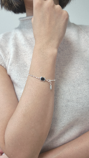 실버 925 팔찌 사계절 코디법: 여름의 청량함부터 겨울 니트 레이어드까지