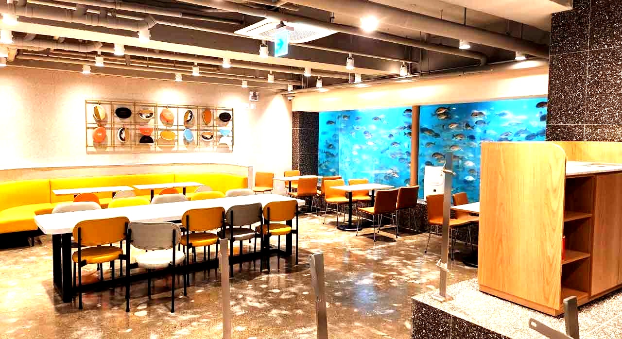 수족관을 바라보며 투썸플레이스의 음료와 디저트를 즐길 수 있다. [ⓒ네이버플레이스 투썸플레이스 경주감포항점]