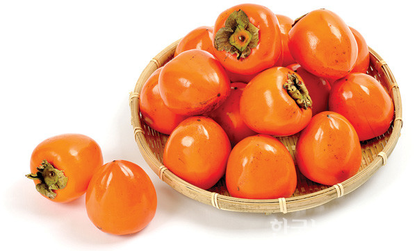 바구니 안에 감 여러개