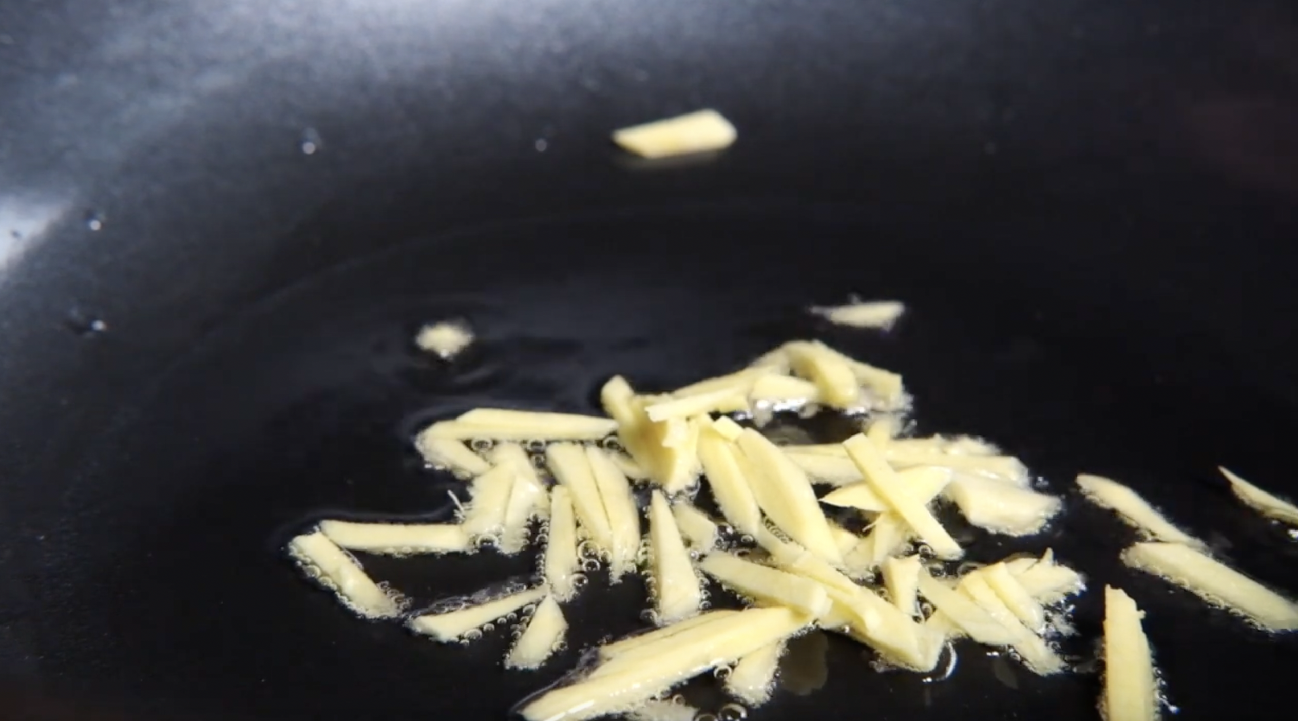 기름 두른 팬에 슬라이스한 생강 넣은 볶기