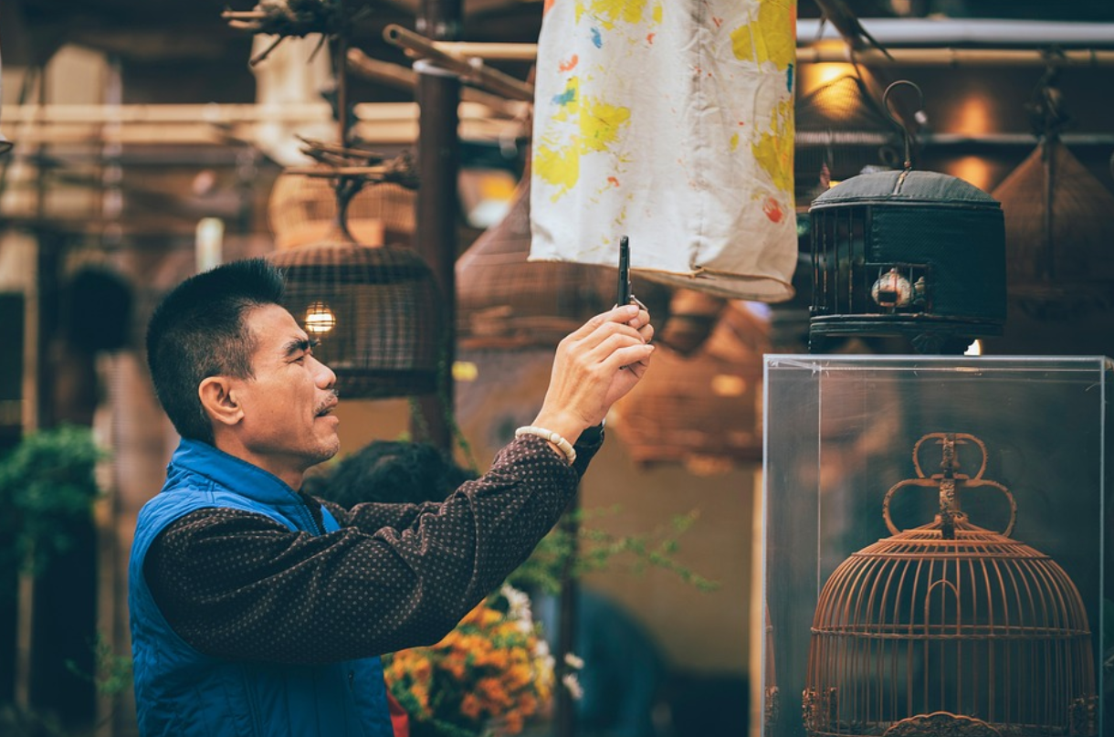 남자가 사진찍는 모습