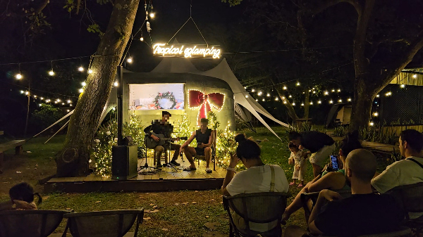 카라반 앞 노래공연