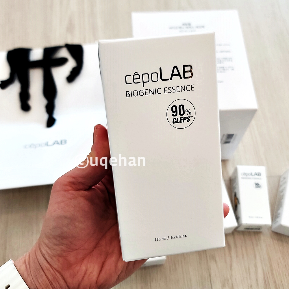 손으로 세포랩 바이오제닉 에센스 본품을 들고 있다.