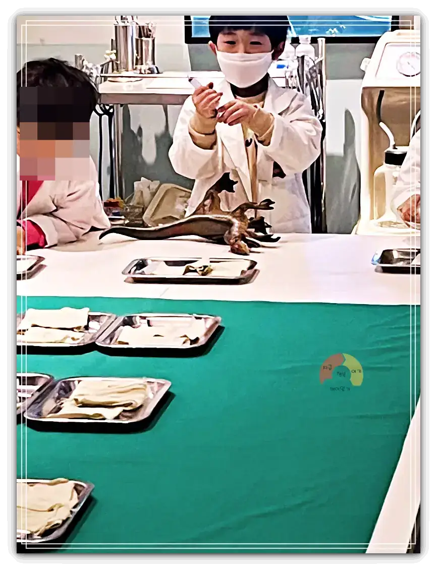 다이노베이_공룡케어-실험가운입은아이-주사기-모형공룡