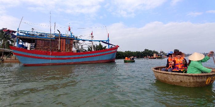 베트남 다낭 호이안 바구니배 바구니배타기 그물망던지기